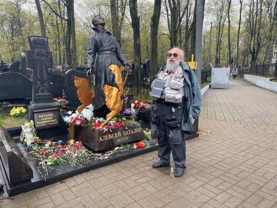 Анатолий Вассерман провел экскурсию по воинскому мемориалу, почтив память героев ВОВ