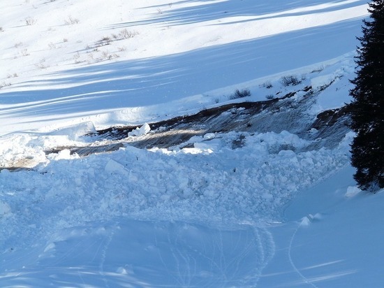 Снежная лавина накрыла 5 туристов в Бурятии