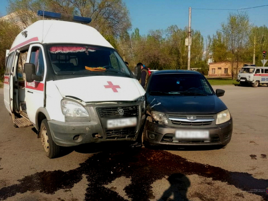 Под Волгоградом в ДТП пострадала пассажирка скорой помощи