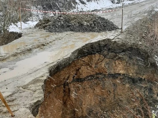 Циклон уничтожил часть дороги в сахалинском городе