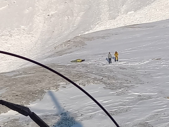 В Бурятии попавших под лавину двух туристов ищут 48 спасателей