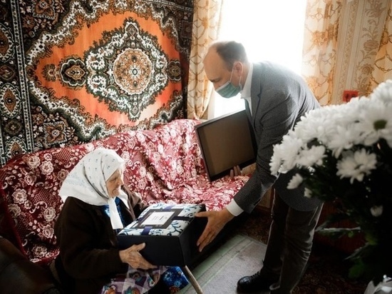 Глава Тамбовского района поздравил труженицу тыла с 95-летием
