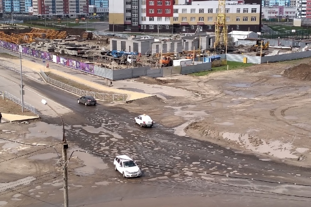 Дорогу размыло дождем. Плохие дороги в городе. Новая дорога в Брянске размыта. В Брянске смыло новую дорогу. Дороги по ул. им Строкина в Брянске.