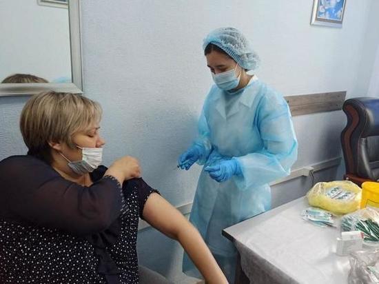 Сотрудники трех министерств Хакасии поставили прививку от коронавируса