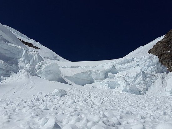 На месте схода лавины в Бурятии нашли погибших туристов