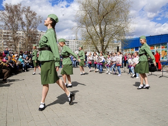 Концерт в честь 9 мая состоялся на бульваре Победы в Новосибирске