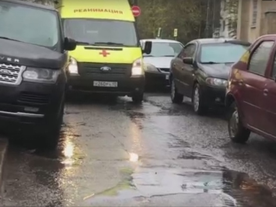 В больнице Обнинска автомобилист заблокировал проезд для "скорых"