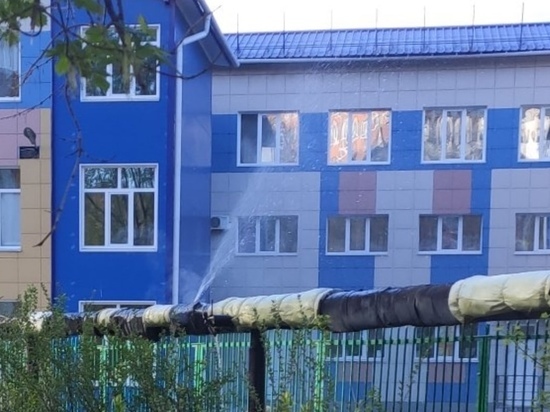 Возле детсада на улице Гагарина в Рязани прорвало теплотрассу