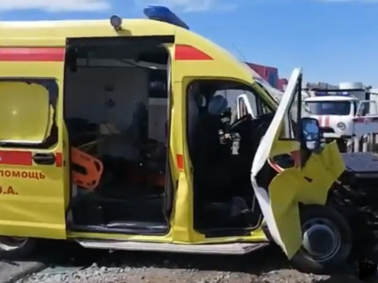 На Кубани локомотив сбил машину «скорой помощи», пять человек ранены