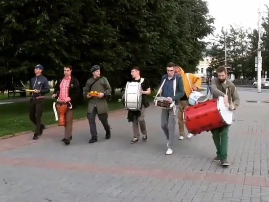 Костромские барабанщики вновь вышли на улицы, чтобы поднять настроение горожанам