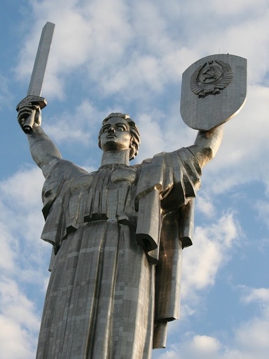 В Киеве планируют демонтировать герб СССР с монумента "Родина-мать"