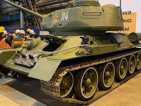 Мэр Новокузнецка Кузнецов показал подготовку танка Т-34 к параду