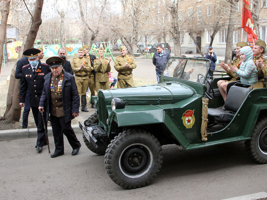 Красноярская полиция поздравила ветеранов ВОВ на ретро-машинах