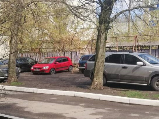 В Брянске автохамы устроили парковку на детской площадке