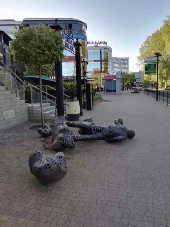 В центре Сочи упала скульптура Григорьева-Апполонова