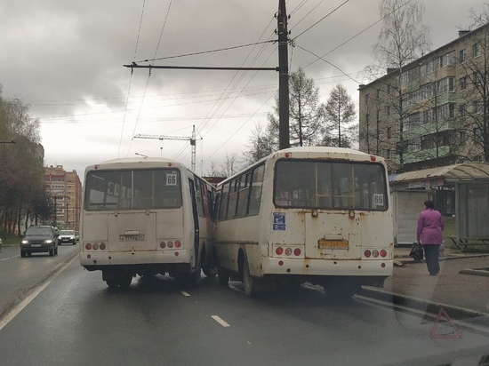 Костромские ДТП : два ПАЗика 66-го маршрута не поделили остановку