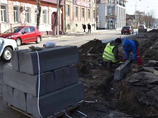 В Астрахани в объявленные нерабочие дни продолжается ремонт дорог