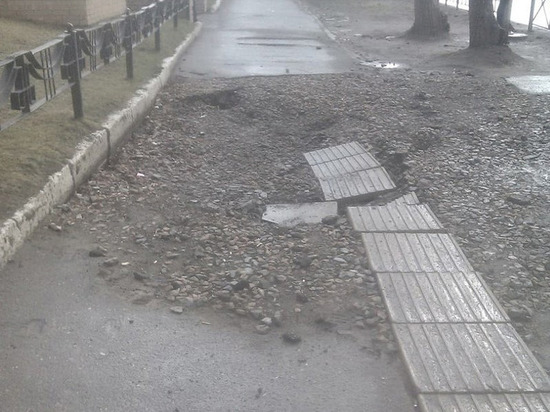 Омские коммунальщики «перепахали» тротуар в городке Нефтяников