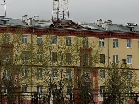 Сдуло крышу: многоквартирный дом в Ижевске остался без части кровли