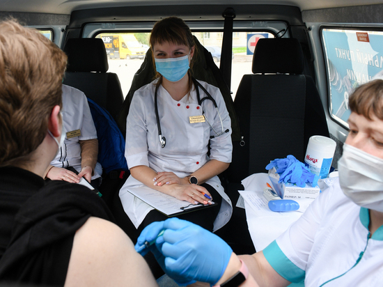 В Смоленске начал свою работу мобильный пункт вакцинации против коронавируса