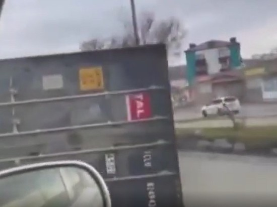 На Сахалине огромный контейнер на ходу оторвался от фуры