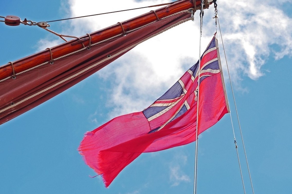 Право флага судна. Флаг на паруснике. Флаг джерси Великобритания фото. Остров джерси флаг. Острова Чаннел флаг.