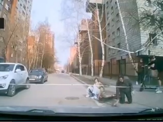 Электросамокат сбил девушку на пешеходном переходе в Новосибирске