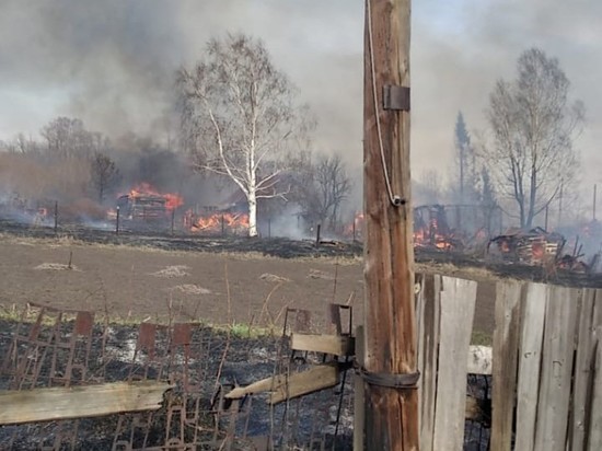 30 сотрудников МЧС тушили крупный пожар в деревне под Кемеровом