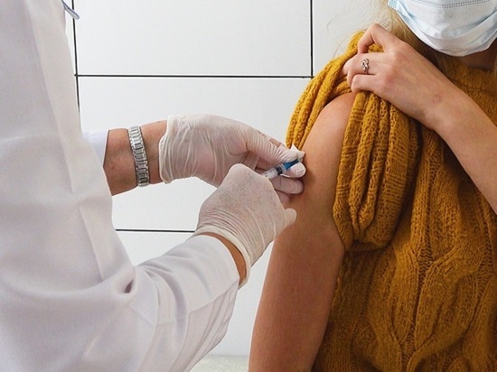 В Екатеринбурге в майские праздники прививку от COVID-19 можно поставить в больницах и ТЦ