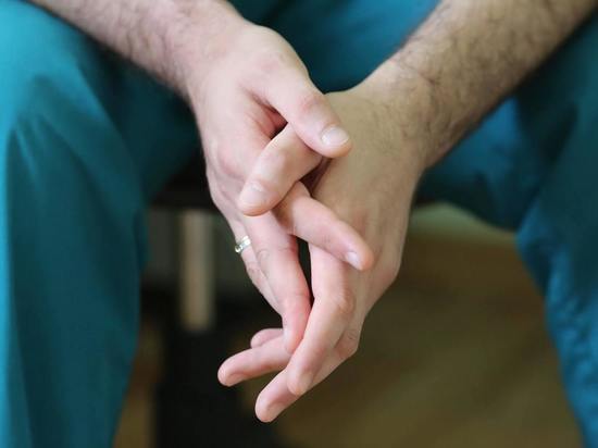Невролог назвал холодные руки признаком серьезного заболевания