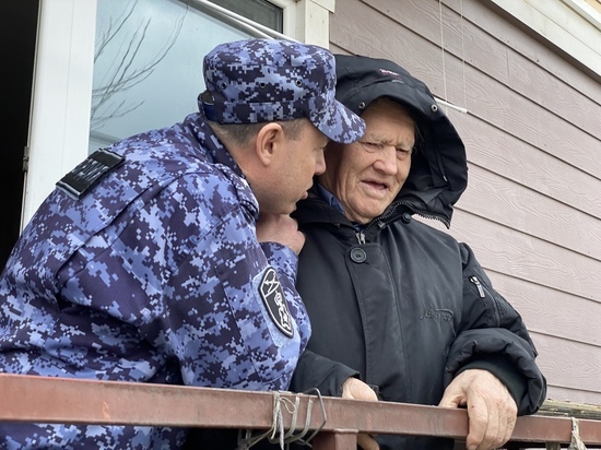 Парад Победы пришел к сахалинскому ветерану прямо во двор