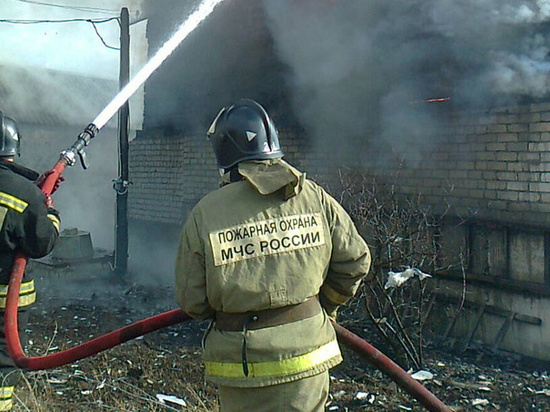 В Ростовской области дотла сгорела нежилая постройка