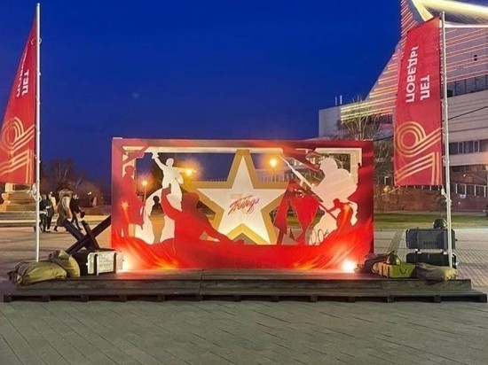 Экспозиция в честь Дня Победы начала работать на площади Мира перед Красноярской краевой филармонией