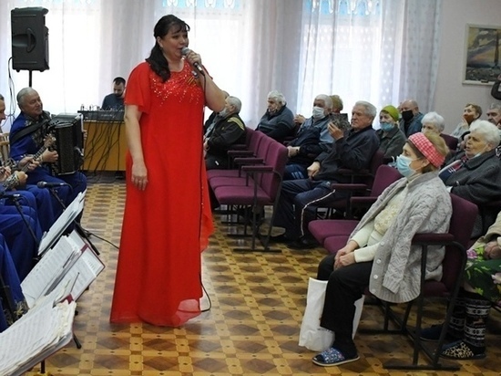 Артисты луганской филармонии подарили ветеранам песни военных лет