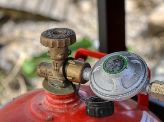 Пожарные в Краснокаменске не дали взорваться газовому баллону в гараже