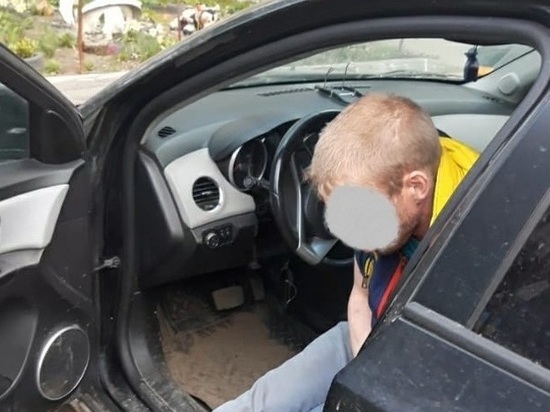 В Рязани полиция задержала спящего в чужой машине пьяного мужчину