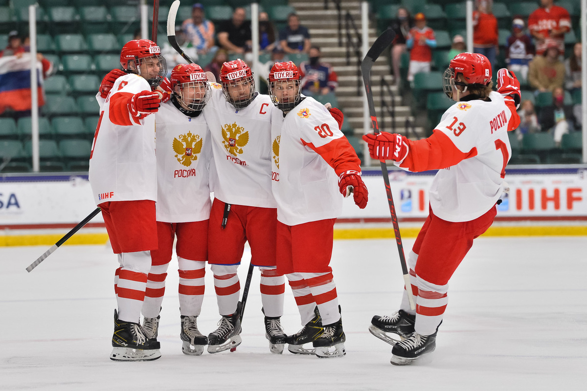 Юношеская сборная России по хоккею обыграла финнов в полуфинале чемпионата мира (6:5)