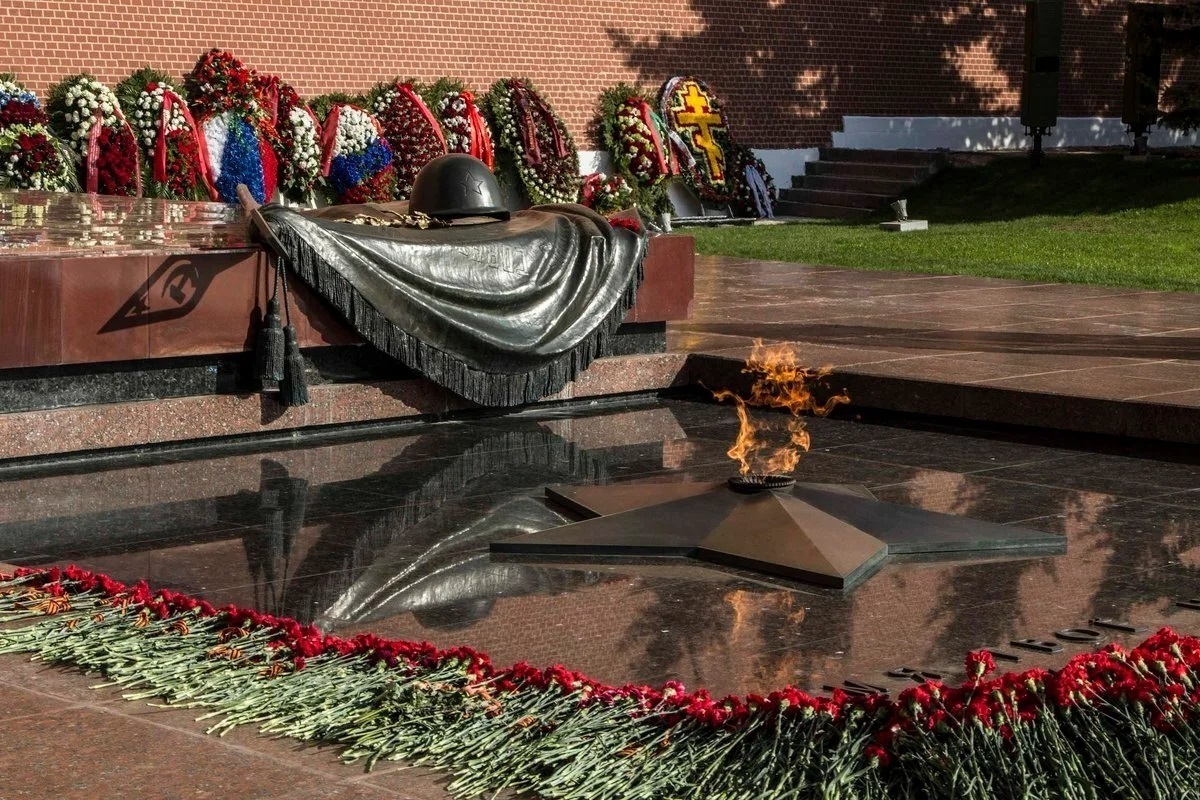 Могила неизвестного солдата фото. Могила неизвестного солдата Москва. Мемориал могила неизвестного солдата в Москве. Александровский сад Москва могила неизвестного солдата. Мемориал неизвестного солдата у кремлевской стены в Москве.