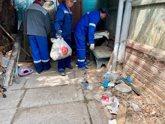 В Астрахани пожилой женщине помогли вывезти мусор, скопившийся дома с начала зимы 