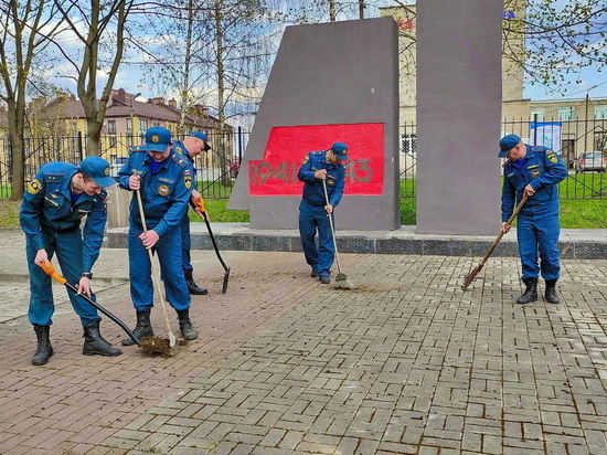 Сотрудники МЧС привели в порядок мемориал в Смоленске