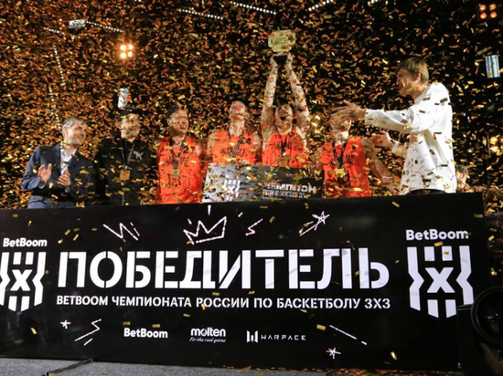Андрей Кириленко вручил награды победителям чемпионата России по баскетболу 3х3 в Хабаровске