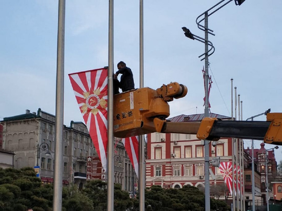 Жители Владивостока разглядели флаги ВМС Японии в украшениях к 9 мая