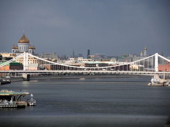 Мужчина спрыгнул с Крымского моста и поплыл к Болотной площади в Москве