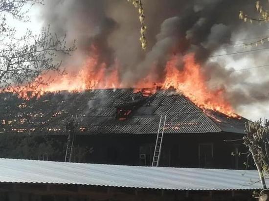 В Йошкар-Оле горел двухэтажный деревянный барак