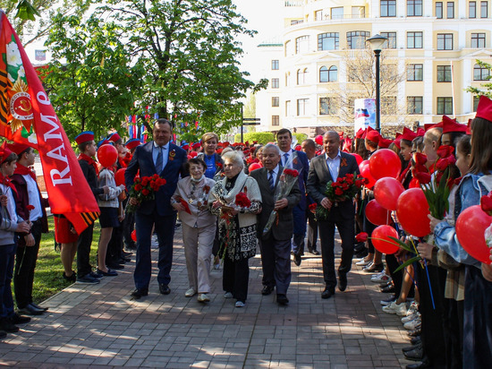 В Донецке возложили цветы к памятникам Гурову и Гринкевичу