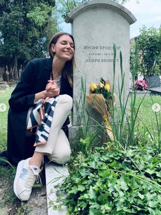 Фанаты раскритиковали Любовь Толкалину за фотосессию на могиле Бродского
