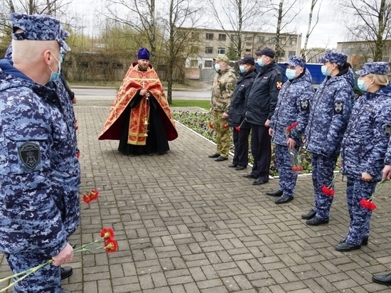 Псковские росгвардейцы почтили память погибших в Великой Отечественной войне