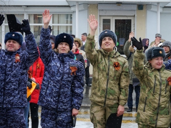 Слово «Победа» из 150 человек выстроили под окнами ветерана ВОВ в Салехарде