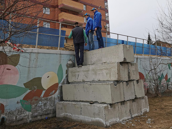 В микрорайоне Покровский Красноярска подпорная стена может обрушиться на площадку детсада