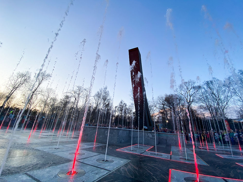 В Южно-Сахалинске заработал светомузыкальный фонтан